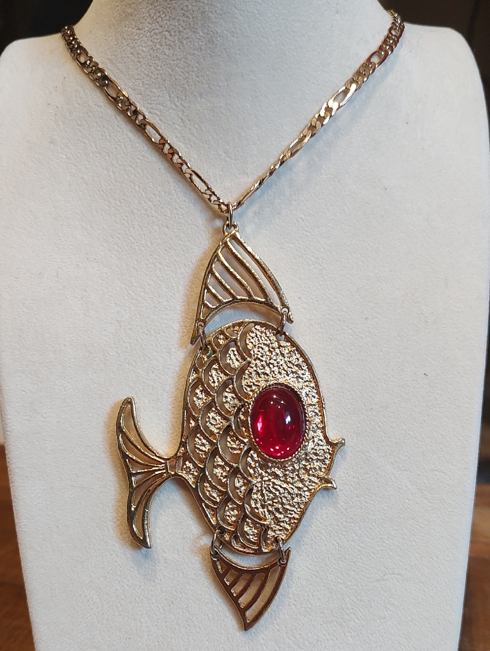 Vintage Articulated Gold Tone Fish Pendant Necklace With Gold Tone Figaro Chain
